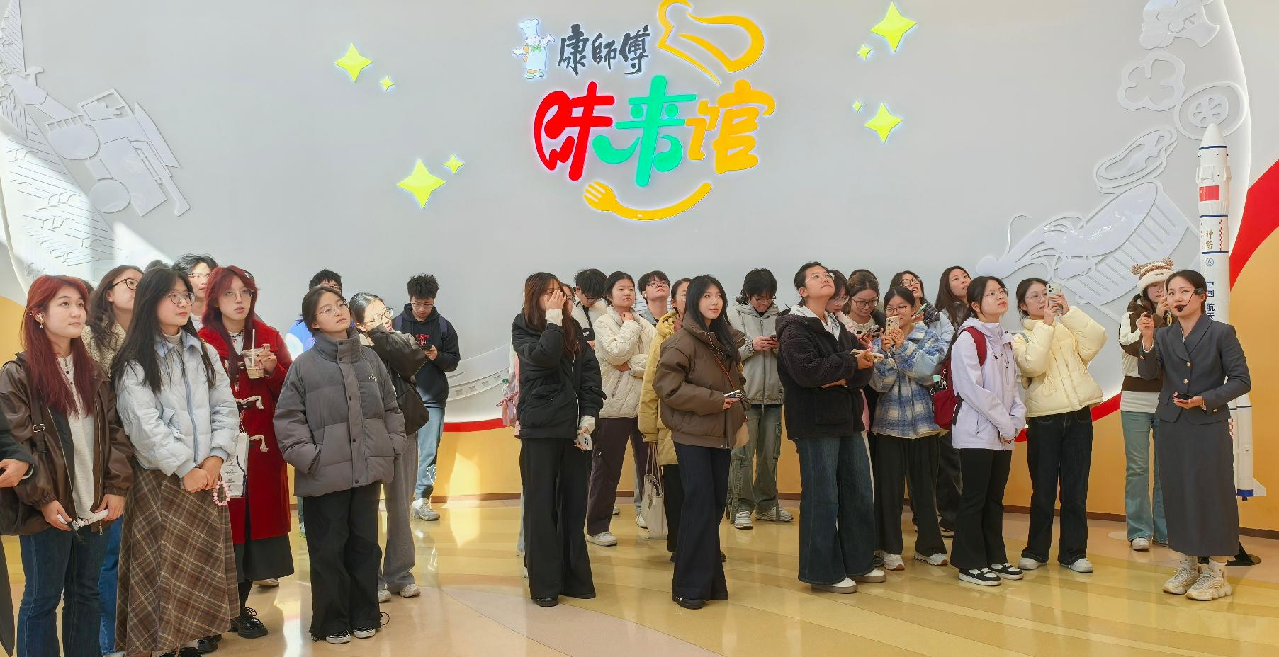 学生参观企业